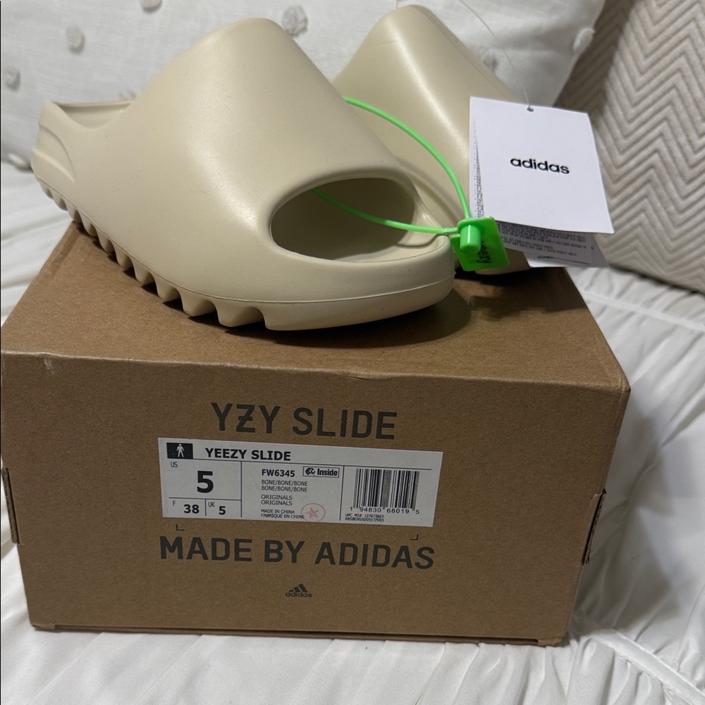 Adidas Yeezy Slide in Bone